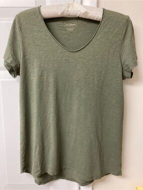 L.L. Bean Raw edge neckline V-Neck Short Sleeve Tee in Olive sz S